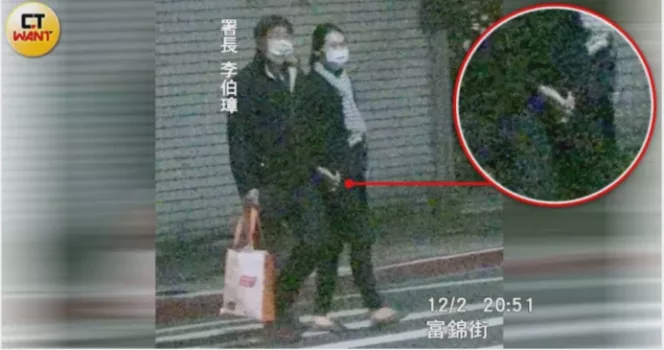 气质美女和李伯璋十指交扣牵手过马路。图自台湾“周刊王（CTWANT）”