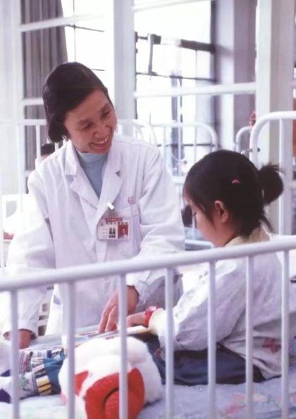 (图为胡亚美与小患者在一起 图源:北京儿童医院)