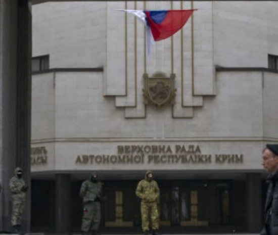  2014年3月16日，克里米亚辛菲罗波尔，决定半岛命运的克里米亚公投正式开始。哥萨克卫兵把守着议会和投票站的门口，场面有序。议会高挂俄罗斯国旗。 图：《中国日报》