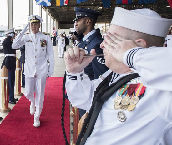 美国海军戴维斯上将和美国海军哈里斯上将正在进行交接仪式 图源：USNI