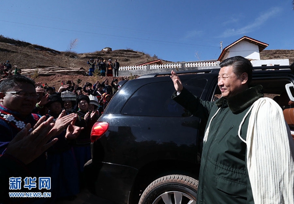 2018年2月11日,习近平在四川考察。这是习近平在凉山彝族自治州昭觉县解放乡火普村同乡亲们道别。(来源:新华社)