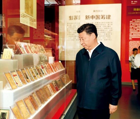  2019年9月12日，习近平在香山革命纪念馆参观《为新中国奠基》主题展览。新华社记者 黄敬文 摄