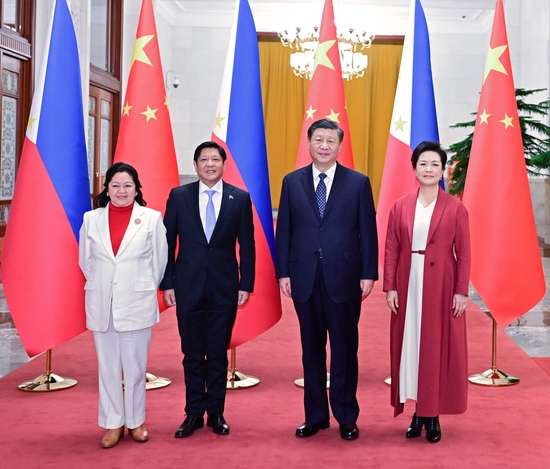 △1月4日，国家主席习近平在北京人民大会堂同来华进行国事访问的菲律宾总统马科斯举行会谈。会谈前，习近平在人民大会堂北大厅为马科斯举行欢迎仪式。这是习近平和夫人彭丽媛同马科斯和夫人丽莎合影。