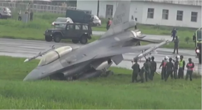 一架F-16战机降落时失控冲出跑道，机头插入跑道口的土里。图自台湾东森新闻