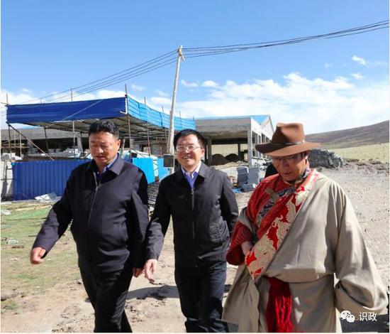 石景山区委副书记、区长文献一行来到称多县