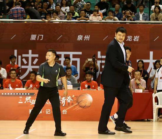  姚明在比赛现场 中国日报记者 胡美东摄