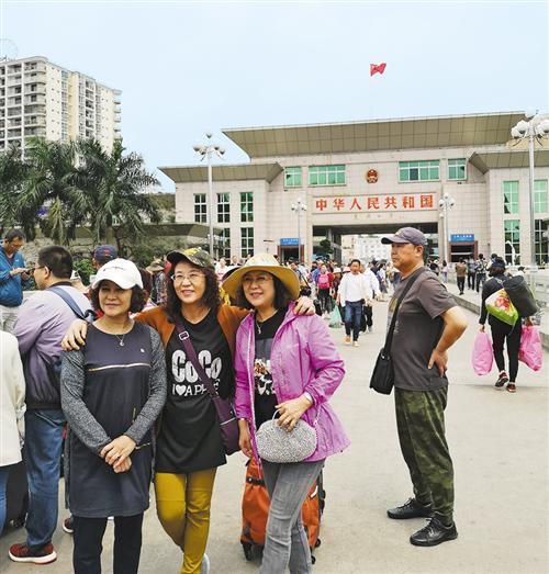 中越友谊大桥上,赴越南一日游的游客在合影留念。
