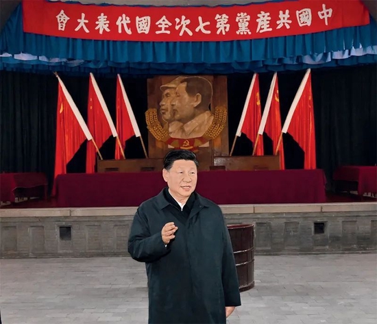 2022年10月27日,习近平带领中共中央政治局常委瞻仰延安革命纪念地。这是习近平在杨家岭瞻仰中共七大会址。新华社记者 燕雁 摄