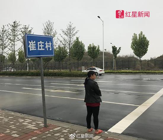 住在刘某华家对门的张洪(化名)从小看着刘某华长大,他告诉红星新闻,刘某华小名刘飞。