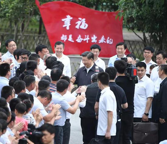 5月20日下午,习近平到赣州市于都县梓山镇潭头村看望老区群众。