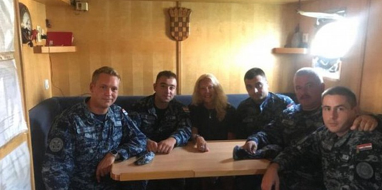 落海女子（中）与克罗地亚海岸防卫队队员（每日邮报）