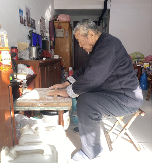 ▲ 出院后,父亲在家擀油饼。(南方周末记者 柴会群 / 图)