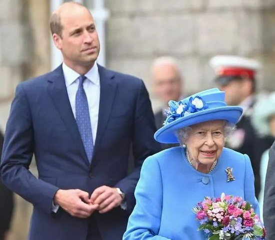 伊丽莎白二世访问苏格兰，长孙威廉王子陪同。