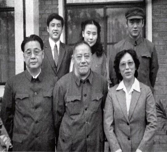 1984年10月2日,李鹏在北京百万庄与岳父朱己训(前排中)及全家人合影。前排右一为朱琳,后排左起依次为:李小鹏、李小琳、李小勇。