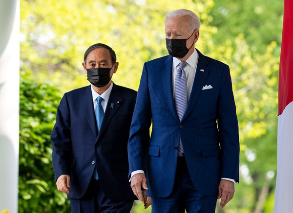 今年4月16日,美国总统拜登(右)与日本首相菅义伟(左)在白宫举行会谈.