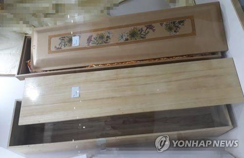韩国47岁女子求转运棺材内睡觉 疑因天太热被闷死