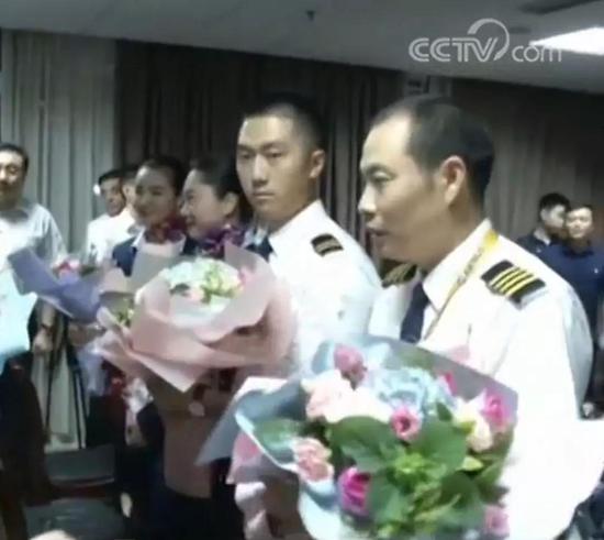 川航航班遇险成功备降 网友:他们让生命继续前