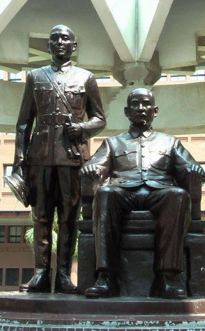 台湾中山大学的校园地标物“孙中山及蒋介石铜像”。(图片来源:台湾《联合报》)
