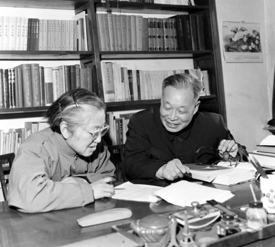 女科学家何泽慧（左）和她的丈夫、科学家钱三强在一起研究有关学术问题（资料照片）。新华社发