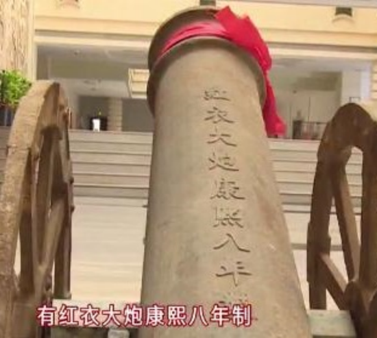 两门炮从废品站送到莒州博物馆，还真给穿了“红衣”  图：当地电视台视频截屏