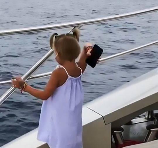 4岁女孩抓起爸爸手机扔大海