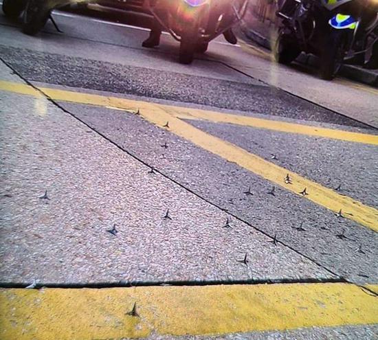 警方于红磡芜湖街四周路面上发明铁钉