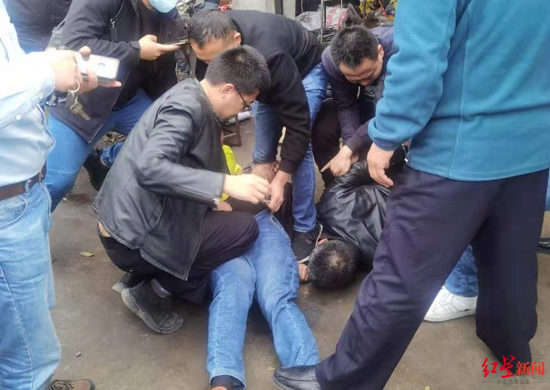 ↑办案民警实行抓捕。