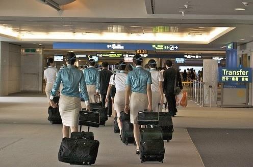 图为大韩航空乘务员。(韩媒Heraldcorp)