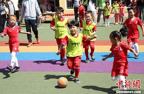 资料图:某地幼儿园举行足球比赛现场。韩冰 摄