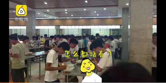 高中食堂让学生站着吃饭 校方:节约就餐时间