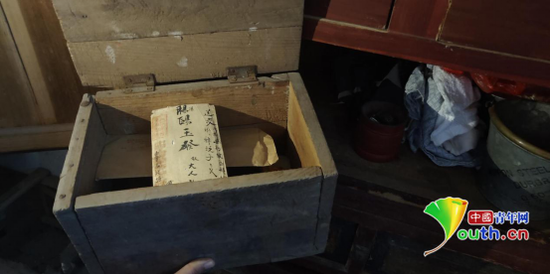 存放家书的小木盒。受访者供图