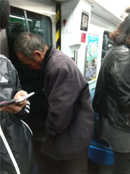 市民拍到的男子疑似在地铁内小便过程 供图王先生