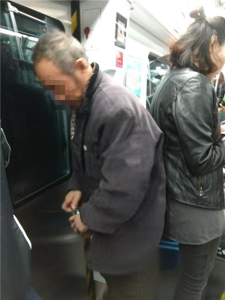市民拍到的男子疑似在地铁内小便过程 供图王先生