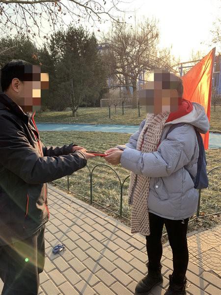 民警为事主发还被盗手机(警方供图)