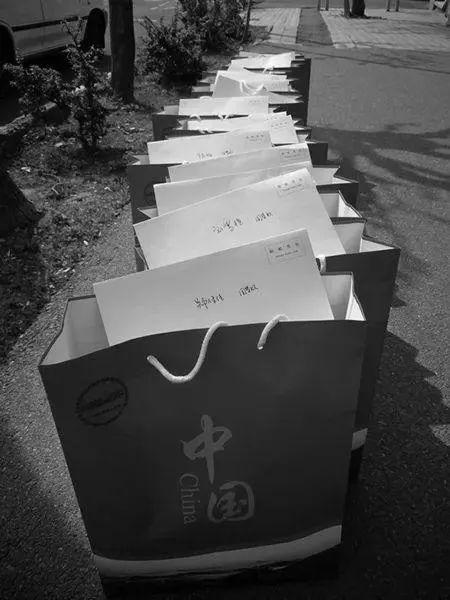▲中国驻伊朗大使馆向留学生们发放的“康健包”。(图片源自网络)