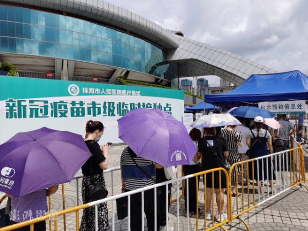 5月30日,浩繁市民在珠海市体育中央列队接种新冠疫苗 图源:汹涌影像