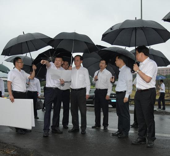 6月20日下昼,省委书记车俊赶赴沈海高速温岭段变乱现场,查抄引导处置事情。记者 梁臻 摄