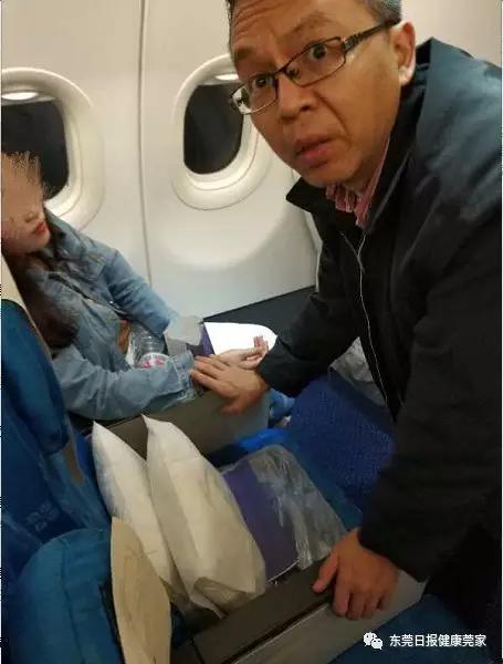 机上乘客所拍,张若愚正手测女患者的脉搏,已打马赛克
