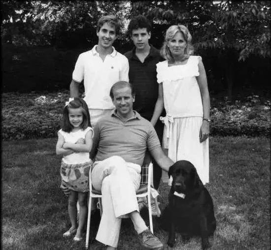 ·1972年一场车祸夺走了拜登前妻和小女儿的生命。图为拜登和前妻一家五口照片。