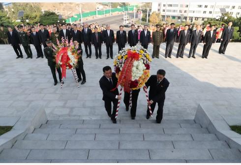 10月25日，在朝鲜平壤牡丹峰山麓的友谊塔前，中朝双方人士向友谊塔敬献花圈。新华社记者程大雨摄