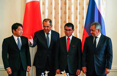日本防卫相小野寺五典、俄罗斯外长拉夫罗夫、日本外相河野太郎与俄罗斯防长绍伊古(从左至右)7月31日在莫斯科到会日俄“2+2”谈判。(法新社)