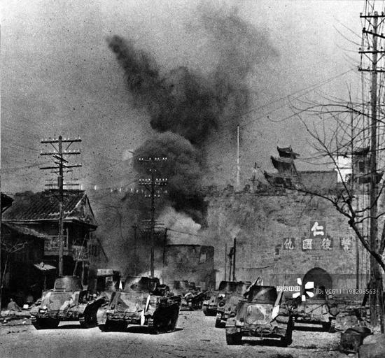 1937年12月13日,攻陷中华门的日军谷寿夫部队(图/视觉中国)