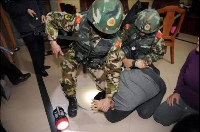 广东警方清剿博社村行动中,警方擒获一名犯罪嫌疑人。景国民 摄