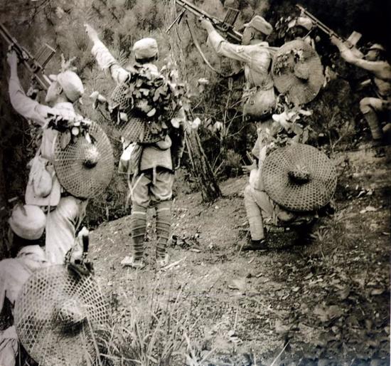 ▲长江南岸疆场,中国士兵用机枪射击低飞的日军侦探机