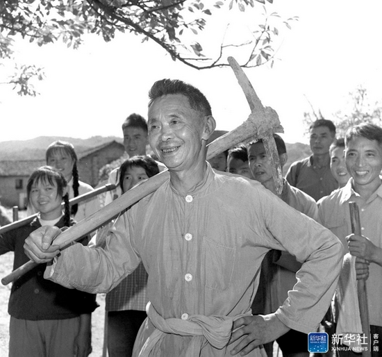 甘祖昌回到家乡后,一直和村民一起参加生产劳动(资料照片)。新华社记者 王绍业 摄