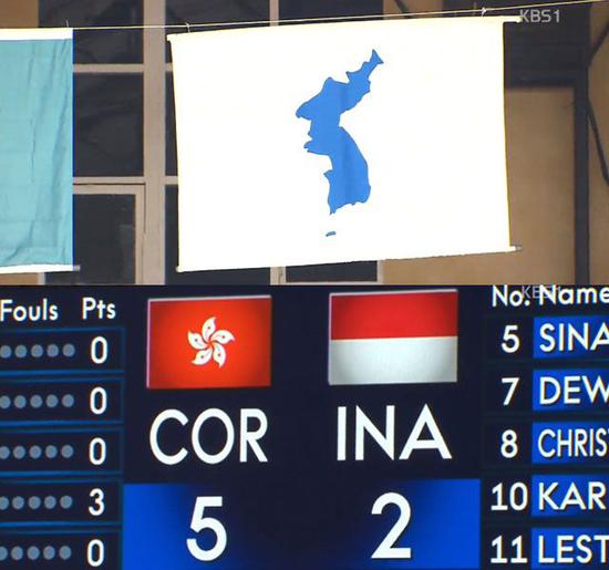 朝韩联队对阵印尼的比赛，屏幕上显示中国香港紫荆花旗和印尼国旗。来源：KBS