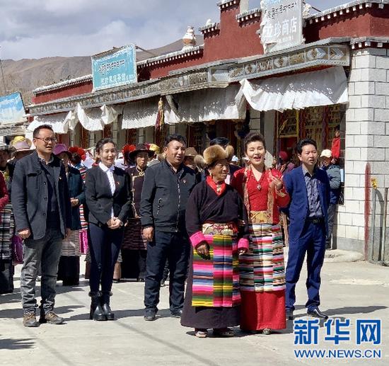 歌手次仁央宗(右二)和央金老人(右三)。新华网 达珍 摄