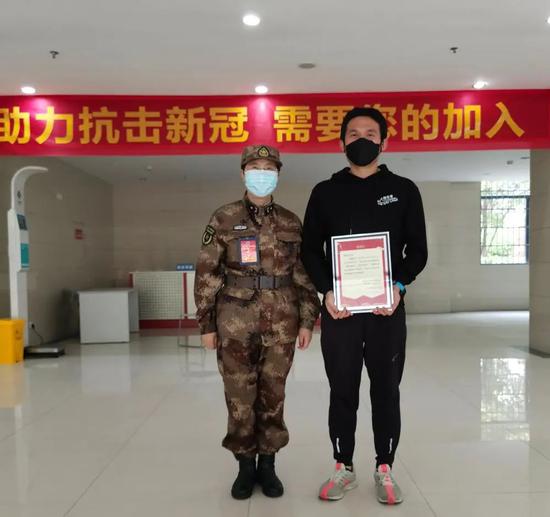 038号自愿者任超竣事14天的医学视察断绝,与偶像陈薇院士拍下合影。