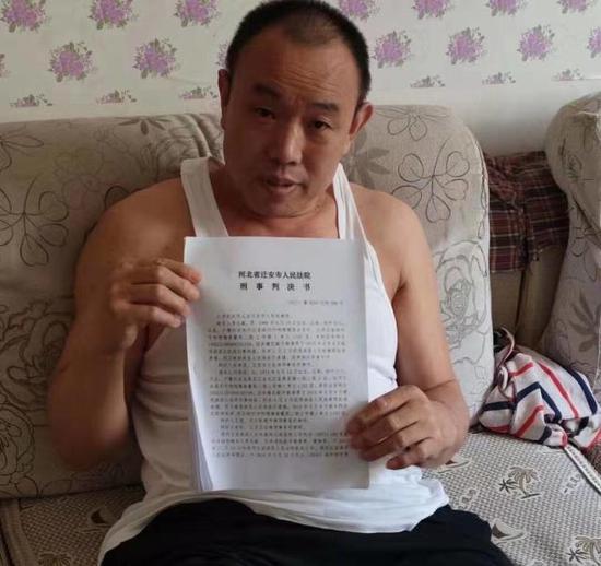 2019年7月8日李志敏一案,重审改判无罪。李志敏手持无罪判决书。 受访者供图