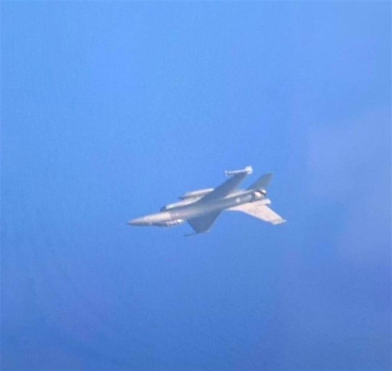 图为岛内民众拍摄的疑似F-16V战机坠海前画面